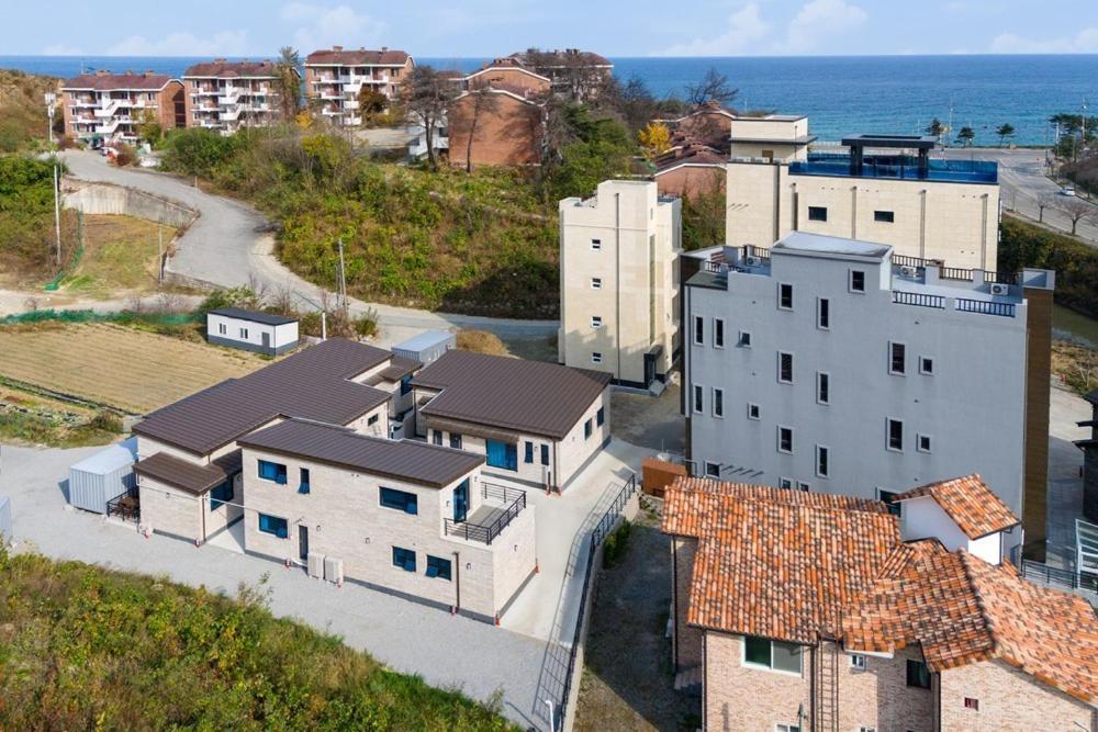 Gangneung Gyeongpo 345 Pool Villa Bagian luar foto